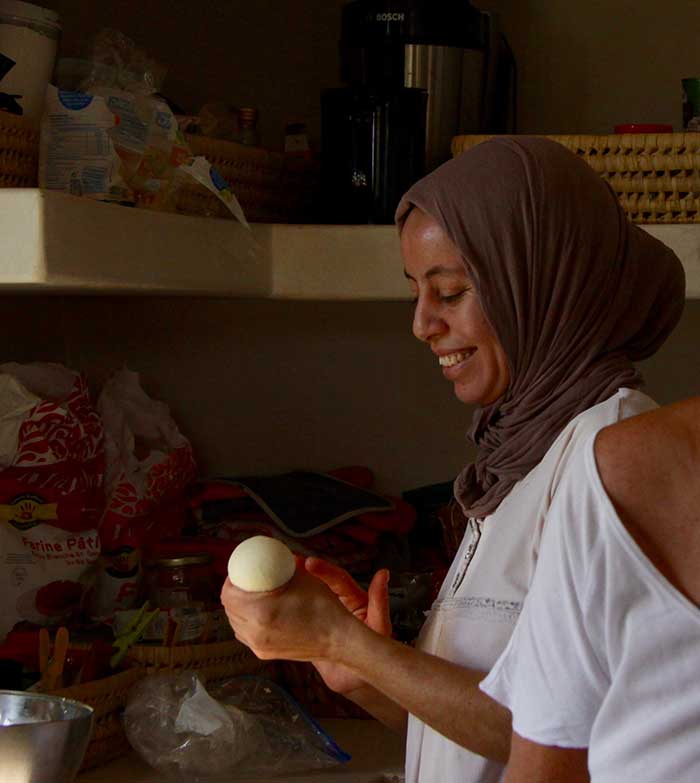 Khadija prépare des batbout (petits pains marocains)
