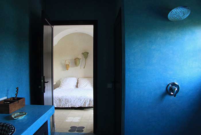 Chambre et sa salle de bains bleue